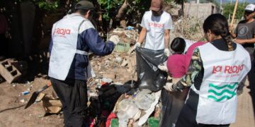 El Municipio Capital realiza limpieza exhaustiva en una vivienda que acumulaba basura por más de 15 años