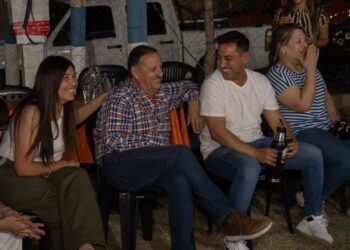 Quintela acompañó una de las rondas de participación ciudadana escuchando y dialogando con las y los riojanos
