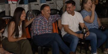 Quintela acompañó una de las rondas de participación ciudadana escuchando y dialogando con las y los riojanos