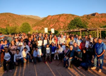 Las familias de El Cardón recibieron muy emocionadas las escrituras de propiedad de sus tierras tras muchos años espera