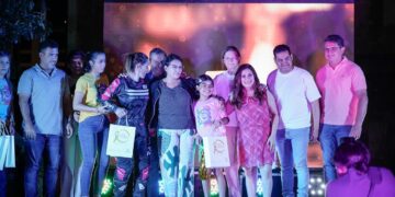 Se realizó la presentación del calendario 2025 del programa Lazos Dorados en el Parque de las Juventudes