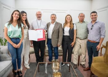 A más de un siglo de su creación, la Catedral de La Rioja recibe en manos del gobernador Ricardo Quintela las escrituras