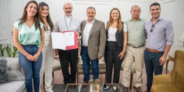 A más de un siglo de su creación, la Catedral de La Rioja recibe en manos del gobernador Ricardo Quintela las escrituras