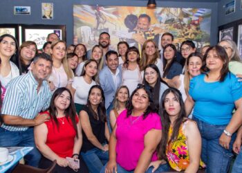 Cientos de familias riojanas realizan sus compras para las fiestas en el Mercado Popular