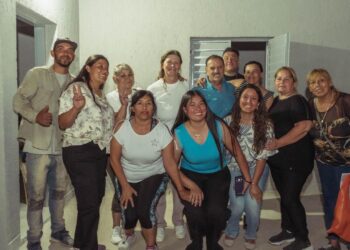 Familias del barrio Loma del Gitano recibieron las llaves de sus hogares