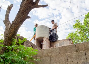 Intensifican los trabajos de limpieza de tanques para prevenir la propagación del dengue en barrios de la Capital