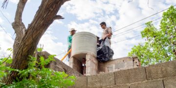 Intensifican los trabajos de limpieza de tanques para prevenir la propagación del dengue en barrios de la Capital