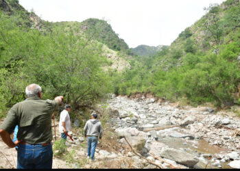 Después del temporal, se trabaja rápidamente para restablecer el servicio de agua potable en Chamical y Tama