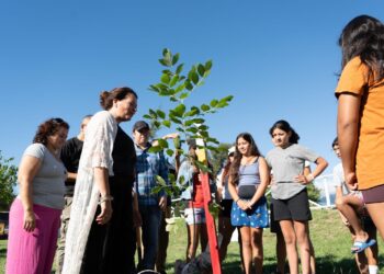 EL MUNICIPIO COMPARTE LA ACCIÓN DE PLANTAR ÁRBOLES CON LA NIÑEZ