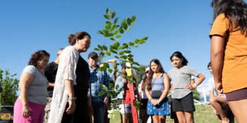 EL MUNICIPIO COMPARTE LA ACCIÓN DE PLANTAR ÁRBOLES CON LA NIÑEZ