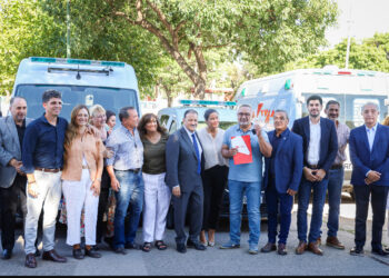 El gobernador Ricardo Quintela fortalece la salud provincial con la entrega de modernas ambulancias