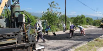 CONTINÚAN CON LAS OBRAS DE BACHEO EN BARIOS 4 DE JUNIO Y JUAN DOMINGO PERON