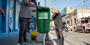 EL MUNICIPIO INSTALA CESTOS DE BASURA, EN MICRO Y MACRO CENTRO PARA MANTENER LA LIMPIEZA