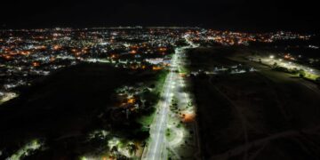 Obras para la Comunidad: Inauguran nueva iluminación en avenidas de la zona Oeste de Capital