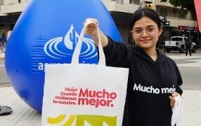 El Gobierno de la provincia desarrolla actividades interactivas para fomentar un consumo responsable de agua en la Plaza 25 de Mayo