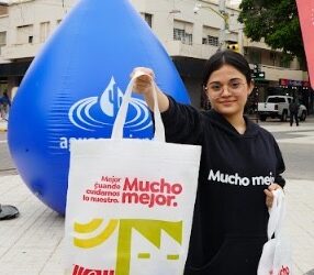 El Gobierno de la provincia desarrolla actividades interactivas para fomentar un consumo responsable de agua en la Plaza 25 de Mayo