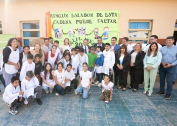 El gobernador Ricardo Quintela volvió a Patquia para constatar la reparación de la escuela N°20 en su regreso a las aulas tras el temporal
