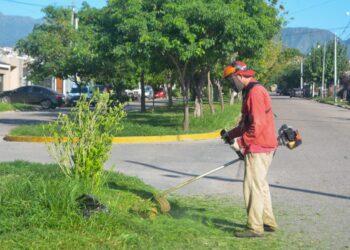 EL MUNICIPIO REFUERZA OPERATIVO DE LIMPIEZA EN EL BARRIO ALUNAI