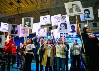 Levantando la bandera del Nunca Más Quintela acompañó la vigilia del 24M