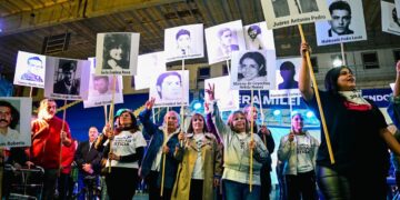 Levantando la bandera del Nunca Más Quintela acompañó la vigilia del 24M