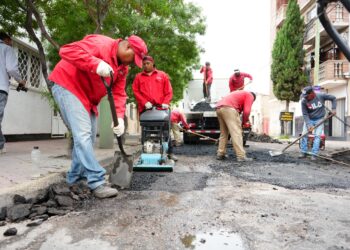 CONTINÚA EL BACHEO EN LA CALLE BENJAMIN DE LA VEGA