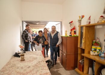 Con emoción y agradecimiento, vecinos afectados por el temporal recibieron a Quintela en sus viviendas refaccionadas