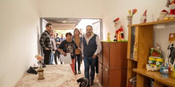 Con emoción y agradecimiento, vecinos afectados por el temporal recibieron a Quintela en sus viviendas refaccionadas