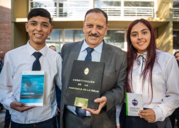 Estudiantes de escuelas secundarias realizaron promesa histórica a la nueva Constitución Provincial