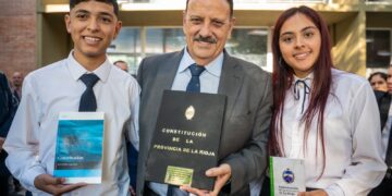 Estudiantes de escuelas secundarias realizaron promesa histórica a la nueva Constitución Provincial