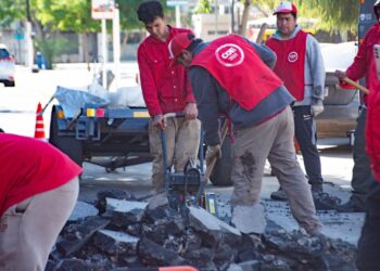 EL MUNICIPIO INTENSIFICA EL BACHEO EN LA CIUDAD.