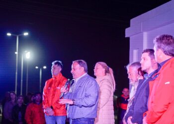 Ante la ausencia de Nación, la Provincia y el Municipio inauguraron nuevas luminarias en las rutas 38 y 75
