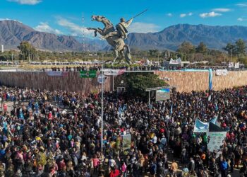 Miles de riojanos se movilizaron en defensa de la democracia