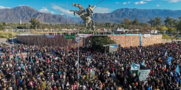 Miles de riojanos se movilizaron en defensa de la democracia