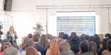 Capacitan a docentes y familias en toda la Provincia para prevenir el grooming