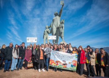 La Provincia homenajea a Rosario Vera Peñaloza y su legado con un majestuoso monumento