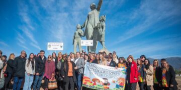 La Provincia homenajea a Rosario Vera Peñaloza y su legado con un majestuoso monumento