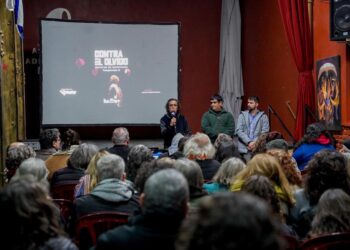“Contra el Olvido” llegó a la sede de Madres de Plaza de Mayo para reforzar el compromiso con la Memoria, la Verdad y la Justicia