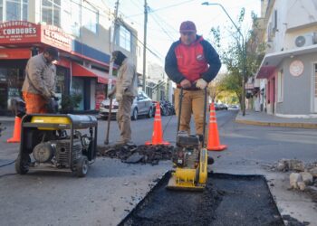 EL MUNICIPIO AVANZA CON EL BACHEO EN LA CIUDAD