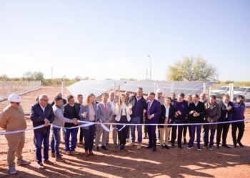 Quintela inauguró el primer parque solar de Patquía y avanzó en la promoción de energías limpias