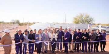 Quintela inauguró el primer parque solar de Patquía y avanzó en la promoción de energías limpias