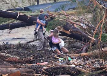 Inundaciones en Texas: 27 muertos, más de 20 niñas desaparecidas y crecen los cuestionamientos por la falta de reacción