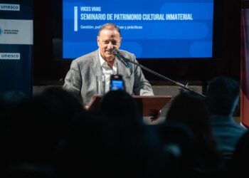 Quintela se proclamó en favor del federalismo cultural y convocó a resistir el ajuste en el área