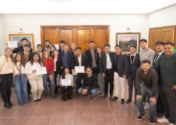 Quintela alentó a jóvenes universitarios a involucrarse en la vida política y fortalecer la democracia