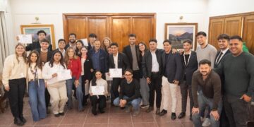 Quintela alentó a jóvenes universitarios a involucrarse en la vida política y fortalecer la democracia