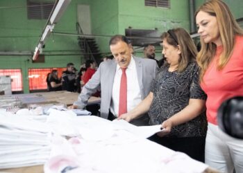 Quintela recorrió el Polo Textil Cooperativo y ratificó el apoyo del Gobierno al trabajo asociativo en tiempos de crisis