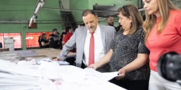 Quintela recorrió el Polo Textil Cooperativo y ratificó el apoyo del Gobierno al trabajo asociativo en tiempos de crisis