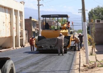 La Provincia finaliza el asfaltado en calle Chacho Peñaloza, obra que garantizará un mejor acceso al Hospital de la Madre y el Niño