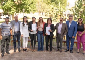 Quintela entrego 128 escrituras que garantizan justicia social y otorgan seguridad jurídica a familias de la zona Sur de Capital