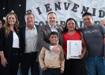 Quintela entregó más de 200 escrituras en Chilecito y reafirmó el compromiso de la Provincia con la seguridad jurídica, la justicia social y la tranquilidad para las familias