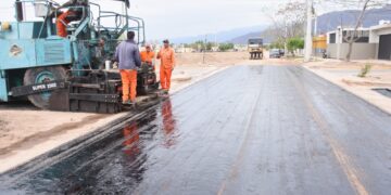 ZONA SUR: AVANZA EL ASFALTADO DE LA AV. ROSA BAZÁN DE CÁMARA PARA MEJORAR LA TRANSITABILIDAD DEL SECTOR